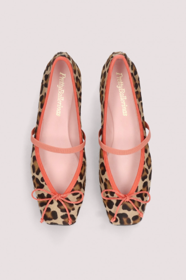 Ballerina-sko med leopardmønster, koralfarvet kant og snørebånd samt elastikrem over vristen.