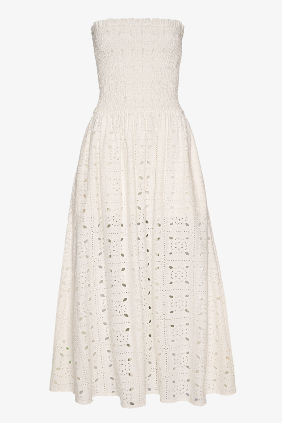 Cremefarvet stropløs kjole i broderie anglaise med smocksyet top og broderede detaljer.