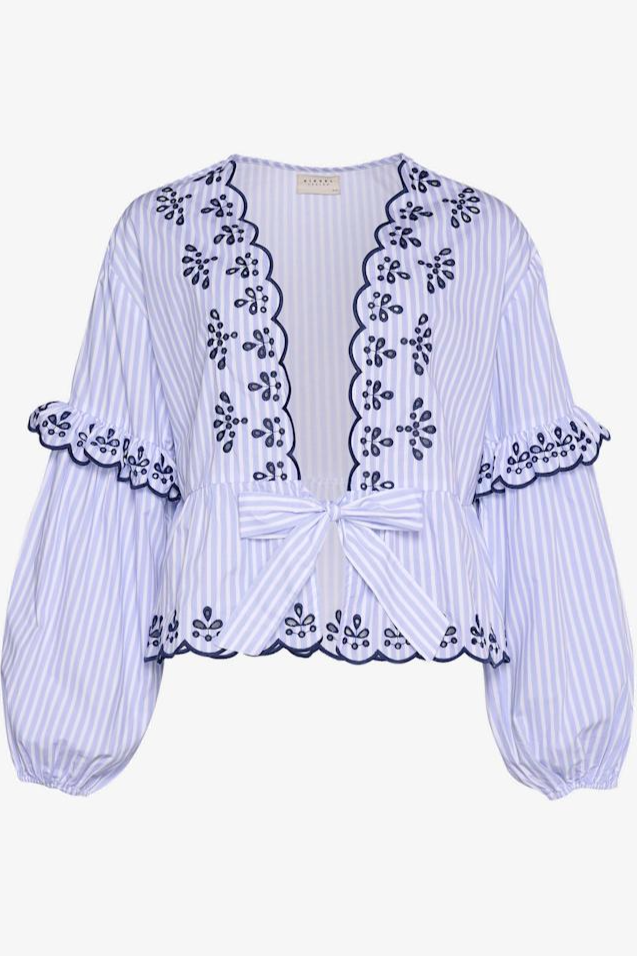 Blåstribet bluse med mørkeblå broderi, puffede ærmer og sløjfe i taljen fra Sissel Edelbo.