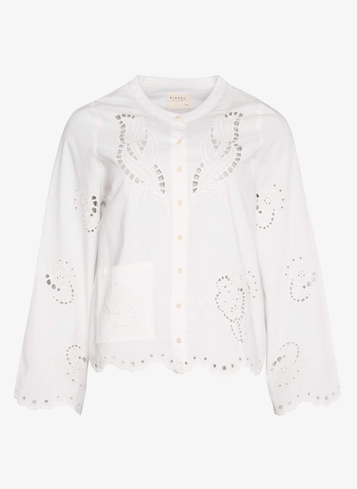 Hvid skjorte med broderi anglaise, knapper foran og scallopede kanter fra Sissel Edelbo.