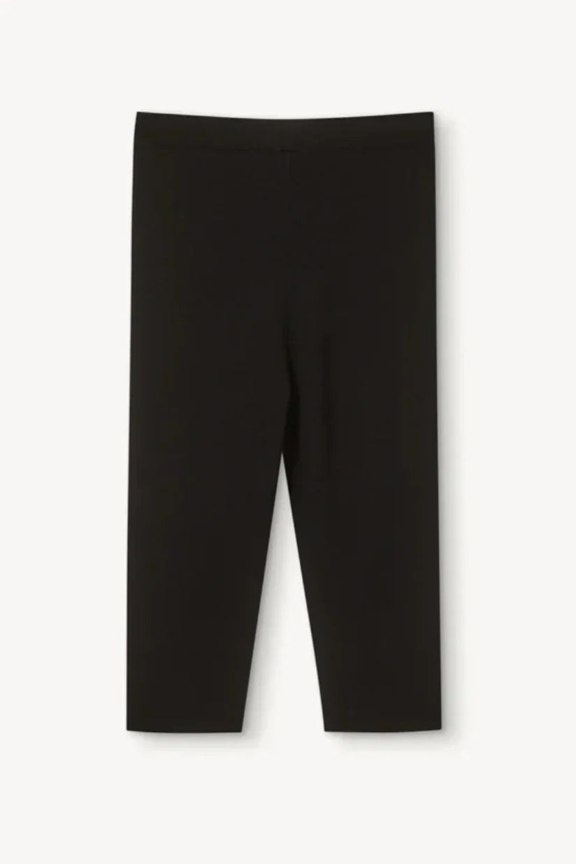 Sorte strikkede capri bukser, tætsiddende pasform, længde under knæene, ensfarvet design.