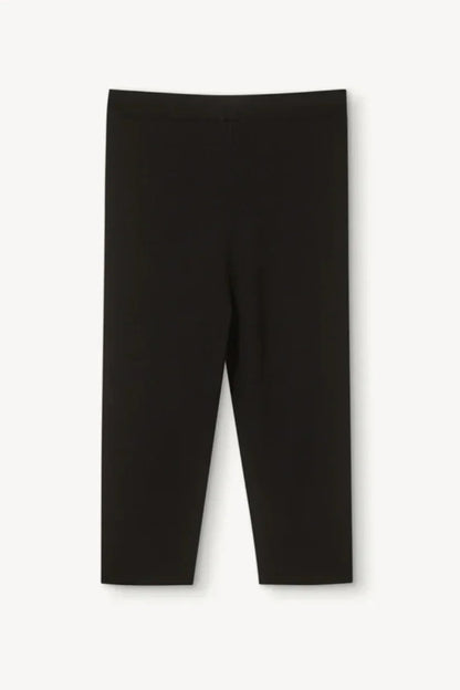 Sorte strikkede capri bukser, tætsiddende pasform, længde under knæene, ensfarvet design.