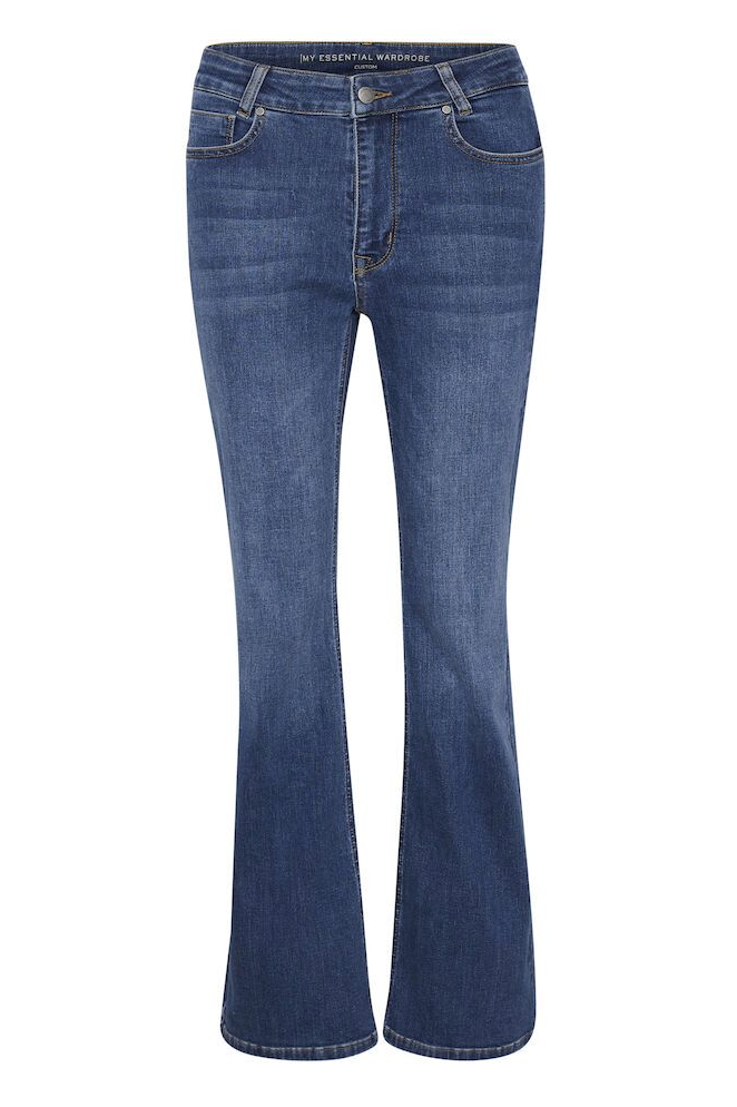 Jeans med høj talje og bootcut-design i mellemblå vask, set forfra.