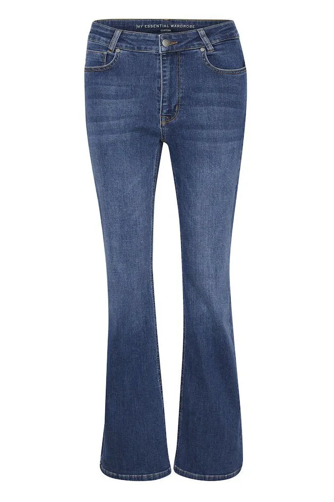 Jeans med høj talje og bootcut-design i mellemblå vask, set forfra.