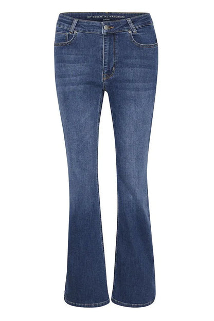 Jeans med høj talje og bootcut-design i mellemblå vask, set forfra.