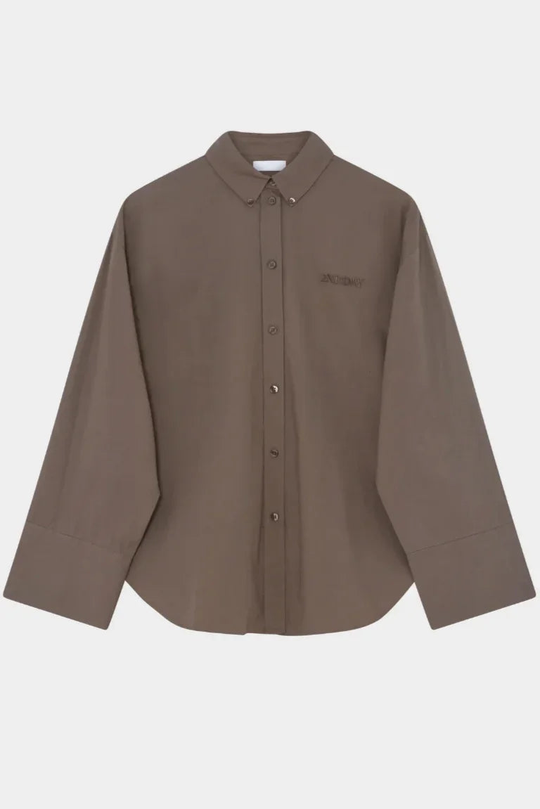 Skjorte i valnød, klassisk krave, løs pasform, knapper foran, "2NDDAY" logo på brystet.