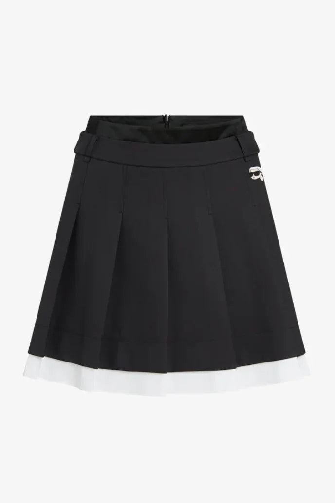 Sort plisseret mini nederdel med hvid kant og lille logo.