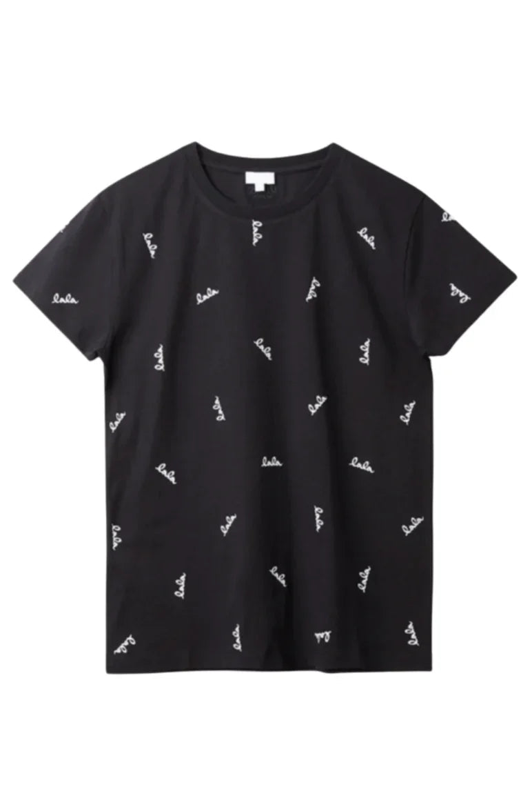 Sort T-shirt med korte ærmer, hvidt "lala" mønster og rund halsudskæring, enkel stil.