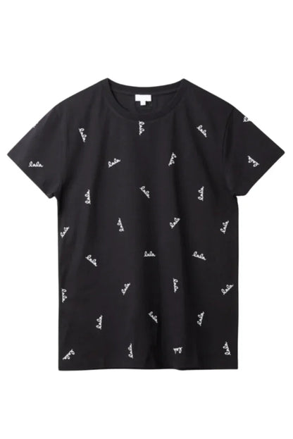 Sort T-shirt med korte ærmer, hvidt "lala" mønster og rund halsudskæring, enkel stil.