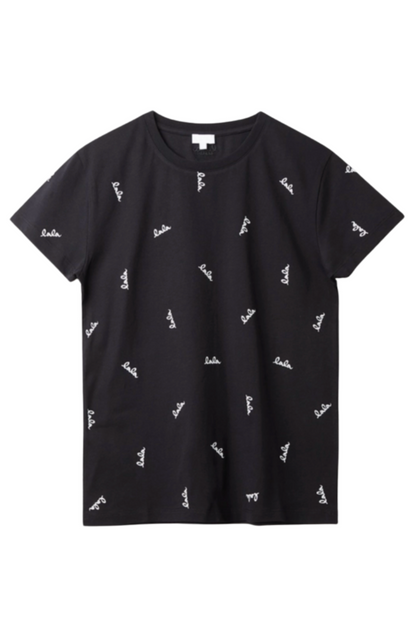 Sort T-shirt med korte ærmer, hvidt "lala" mønster og rund halsudskæring, enkel stil.