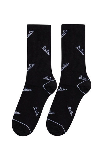 Sorte sokker med hvidt "lala" mønster, enkelt design uden ekstra udsmykning.