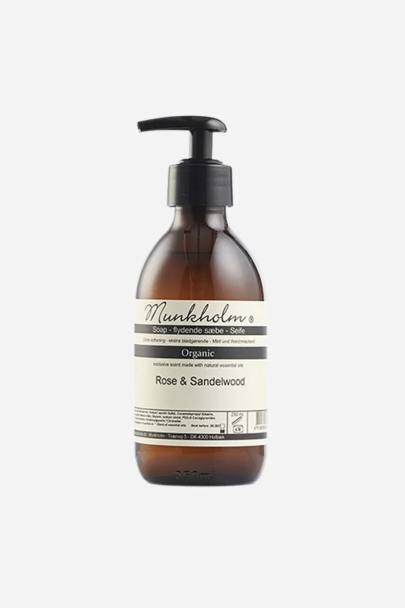 Brun flaske med sort pumpe, Munkholm Organic håndsæbe, duft af Rose & Sandelwood, 250 ml.