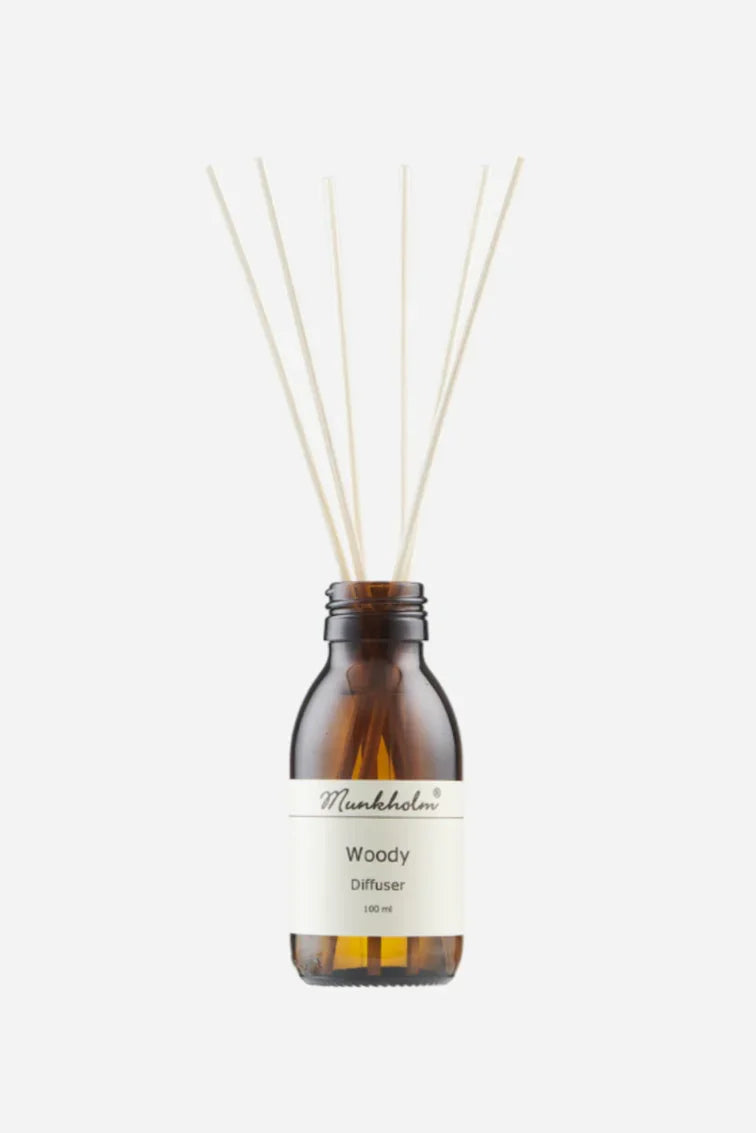 Brun flaske med Munkholm Woody diffuser, 100 ml, med duftpinde i toppen.