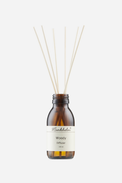 Brun flaske med Munkholm Woody diffuser, 100 ml, med duftpinde i toppen.