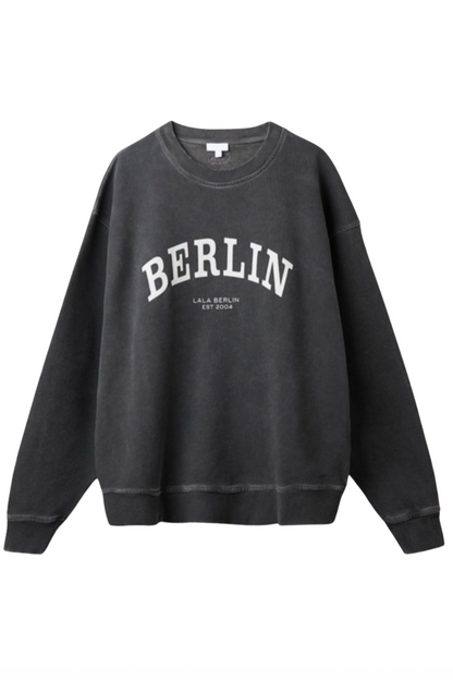 Sweatshirt i vasket sort med hvid tekst "BERLIN" og "LALA BERLIN EST 2004". Afslappet pasform.