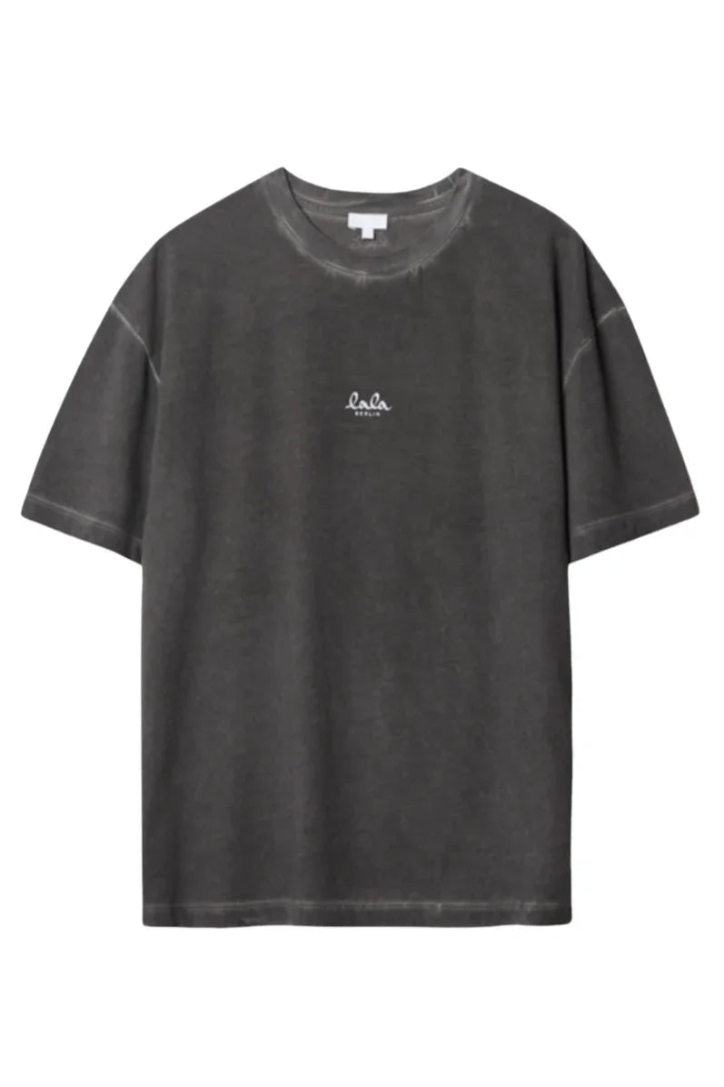 T-shirt i vasket grå, løs pasform, rund hals, korte ærmer, hvid tekst "lala BERLIN" foran.