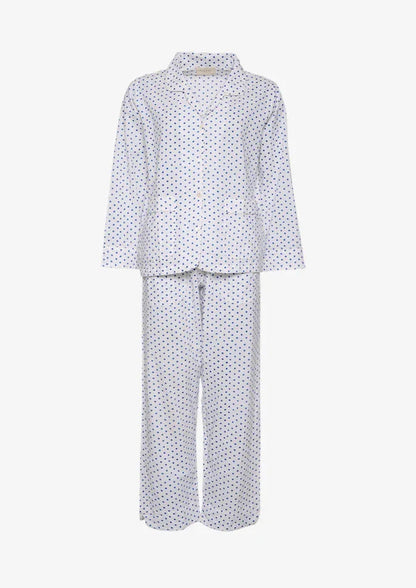 Hvid nattøjssæt med marineblå prikker, langærmet skjorte og bukser.