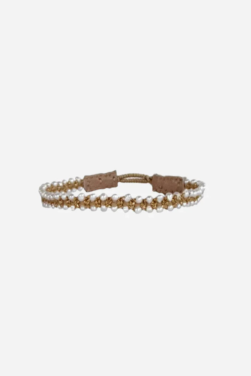 Armbånd med hvide og guldperler i to rækker, justerbar snor-lukning, elegant design.