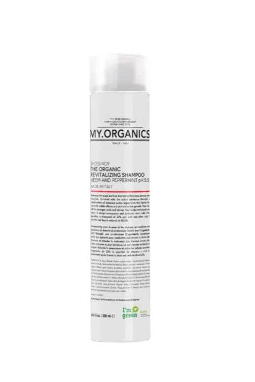 Høj, hvid shampoo flaske med tekst "My.Organics" og "Neem og pebermynte pH 5.5". Made in Italy.
