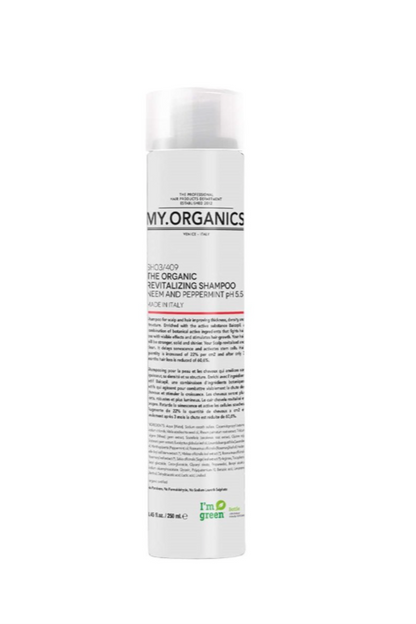 Høj, hvid shampoo flaske med tekst "My.Organics" og "Neem og pebermynte pH 5.5". Made in Italy.