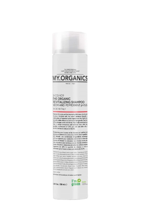 Høj, hvid shampoo flaske med tekst "My.Organics" og "Neem og pebermynte pH 5.5". Made in Italy.