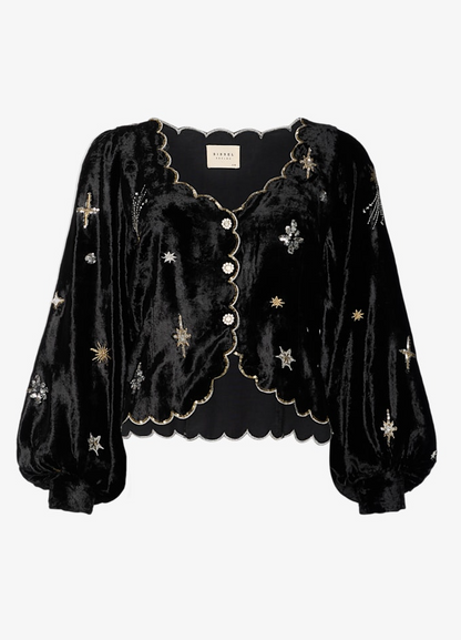 Sort bluse med skinnende stof, broderede stjerner, bølget kant og knapper foran.