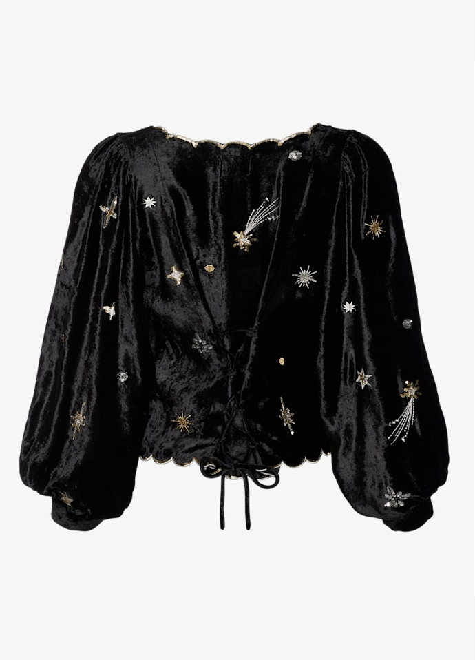 Sort bluse med skinnende look, broderede stjerner, bølget kant og knapper foran.