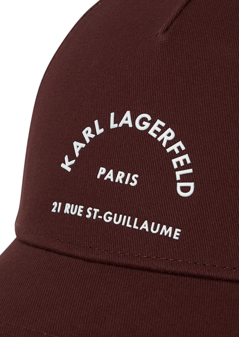 Burgundy kasket med hvid tekst: "KARL LAGERFELD PARIS 21 RUE ST-GUILLAUME".