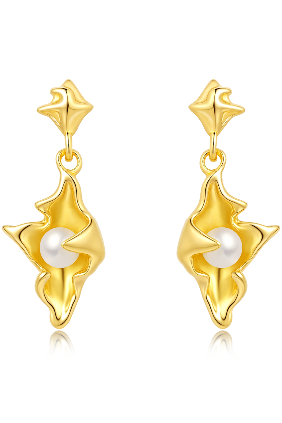 Marian øreringe i 18 karat guldbelagt sterlingsølv med perle fra Andcopenhagen Jewelry, set forfra.
