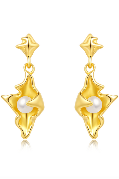 Marian øreringe i 18 karat guldbelagt sterlingsølv med perle fra Andcopenhagen Jewelry, set forfra.