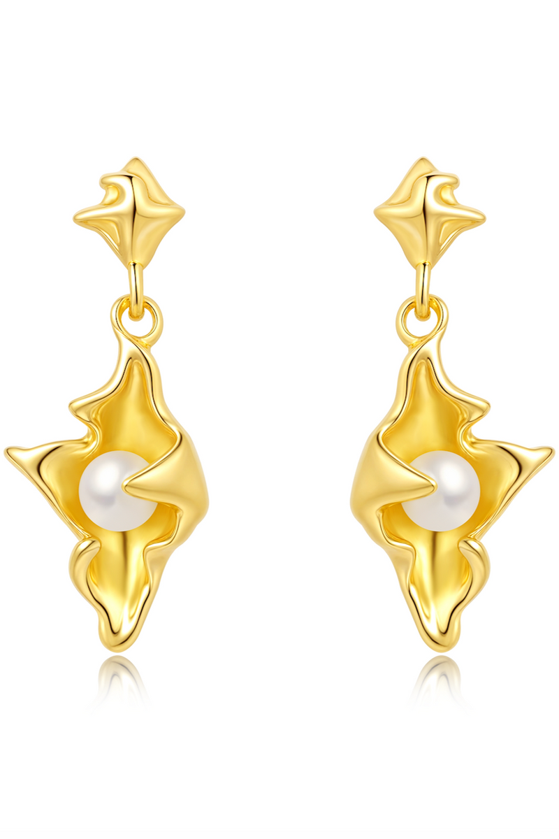 Marian øreringe i 18 karat guldbelagt sterlingsølv med perle fra Andcopenhagen Jewelry, set forfra.