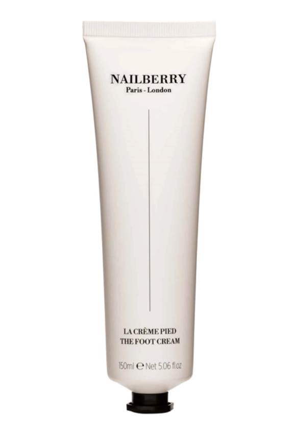 Hvid tube Nailberry fodcreme, 150ml, sort låg, tekst: "La Crème Pied - The Foot Cream".