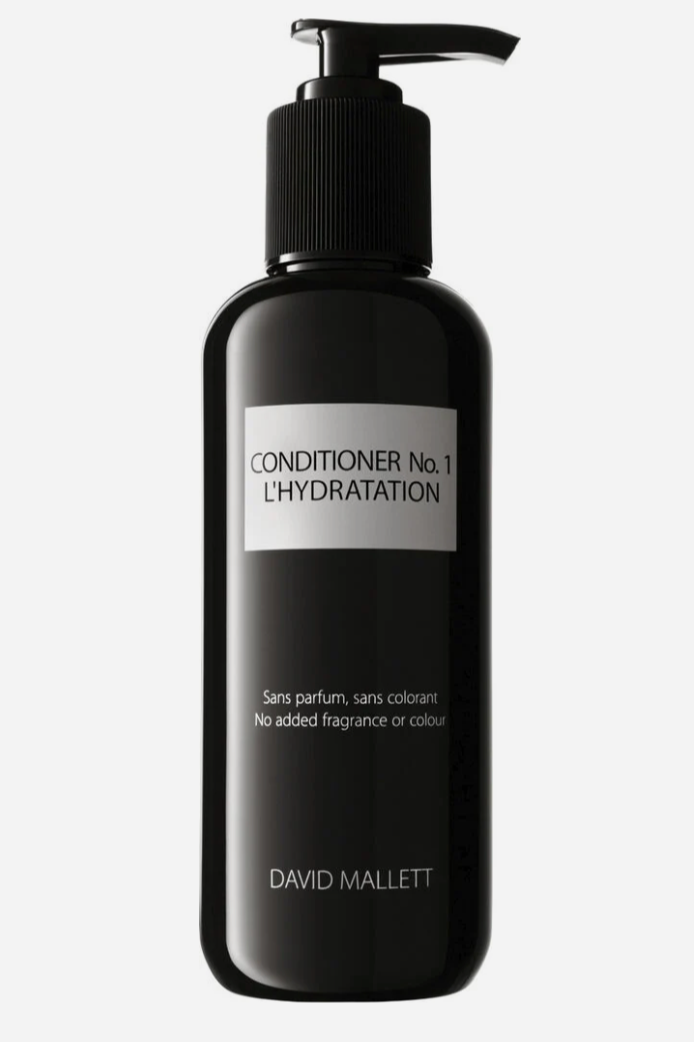 Sort flaske med pumpe, mærket "CONDITIONER No.1 L'HYDRATATION" af David Mallett.