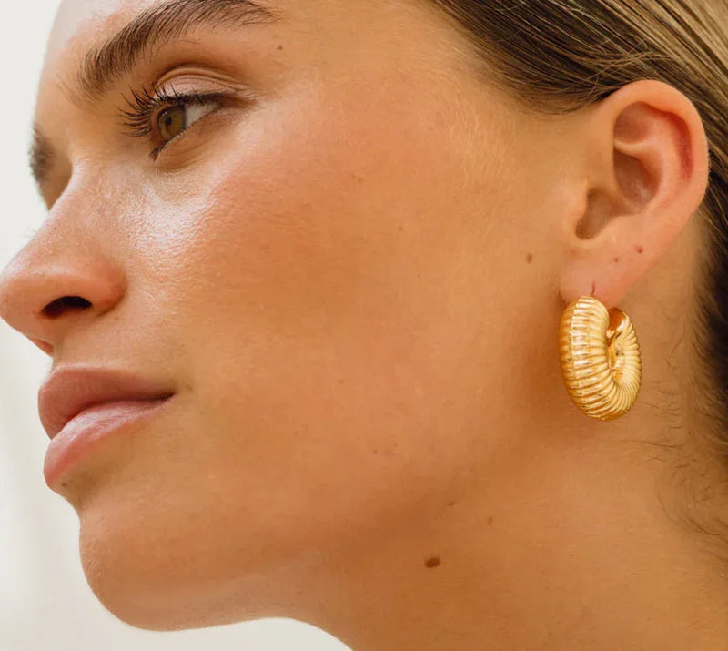 Anni Lu - Øreringe - Gold - Ripple Hoop - Stilkompagniet.dk