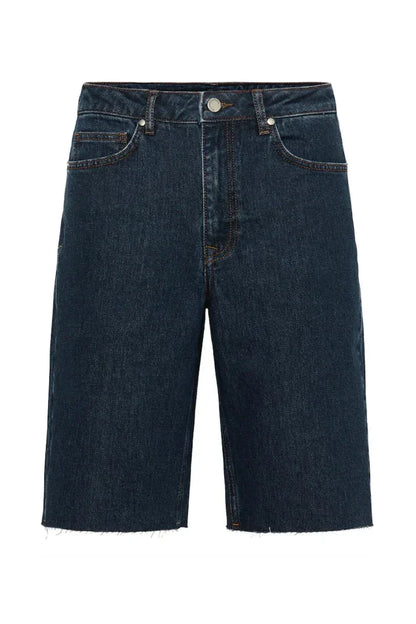 Mørkeblå lange shorts i denim med synlige sømme og knaplukning.