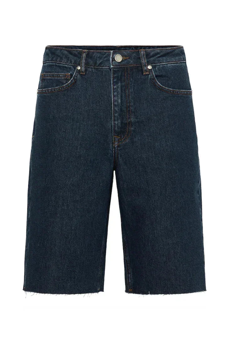 Mørkeblå lange shorts i denim med synlige sømme og knaplukning.