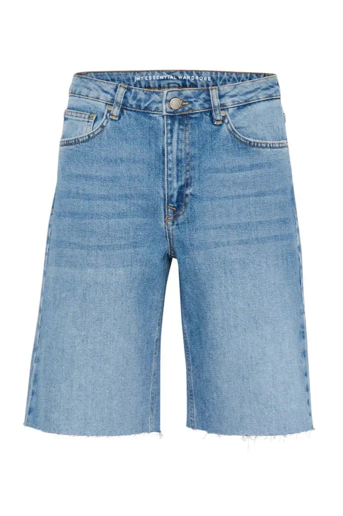 Lyseblå denimshorts med frynset kant og klassiske lommer, fra My Essential Wardrobe.