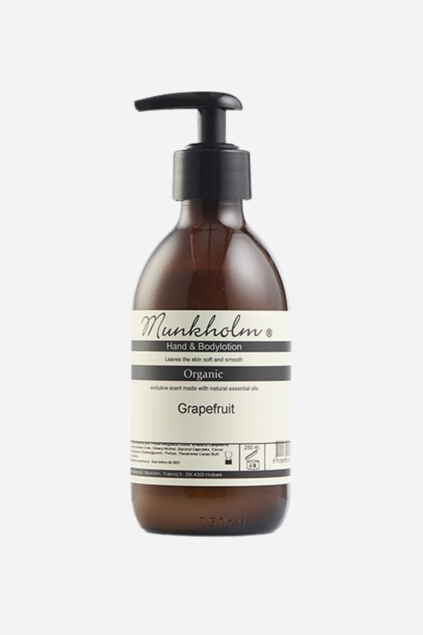 Brun flaske med pumpe, Munkholm hånd- og bodylotion, organisk, grapefrugtduft, 250 ml.