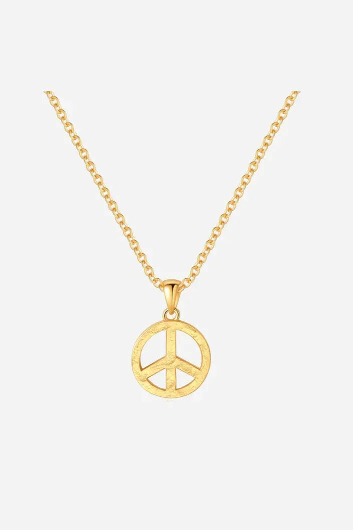 Halskæde med 18 karat guldbelægning og et rundt peace-vedhæng. Elegant og minimalistisk design.