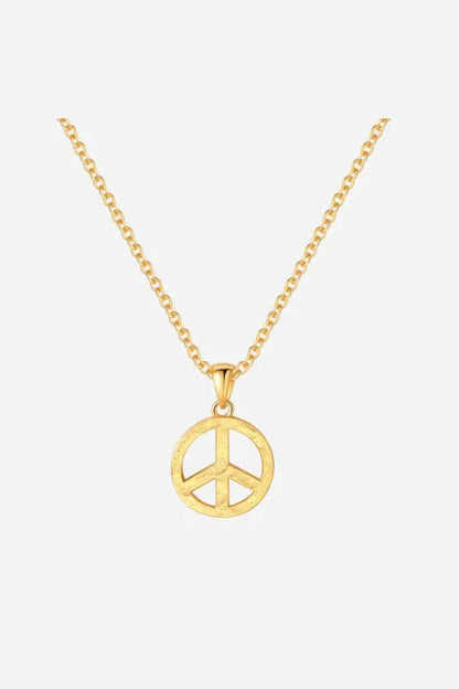 Halskæde med 18 karat guldbelægning og et rundt peace-vedhæng. Elegant og minimalistisk design.