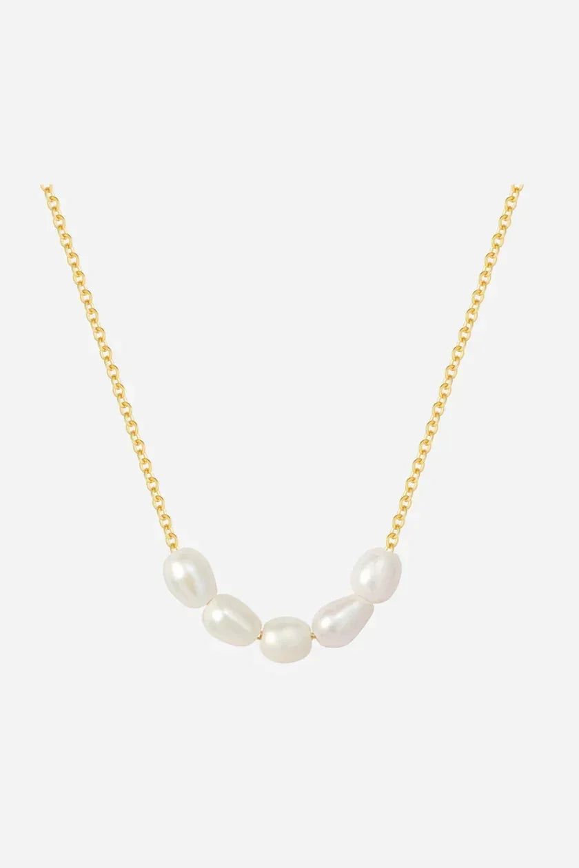 Halskæde med guldbelagt kæde og buet række af uens perler i forskellige størrelser og former.