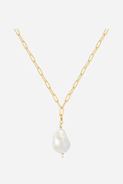 Halskæde i 18 karat guldbelagt messing med barok perle vedhæng fra Andcopenhagen Jewelry.