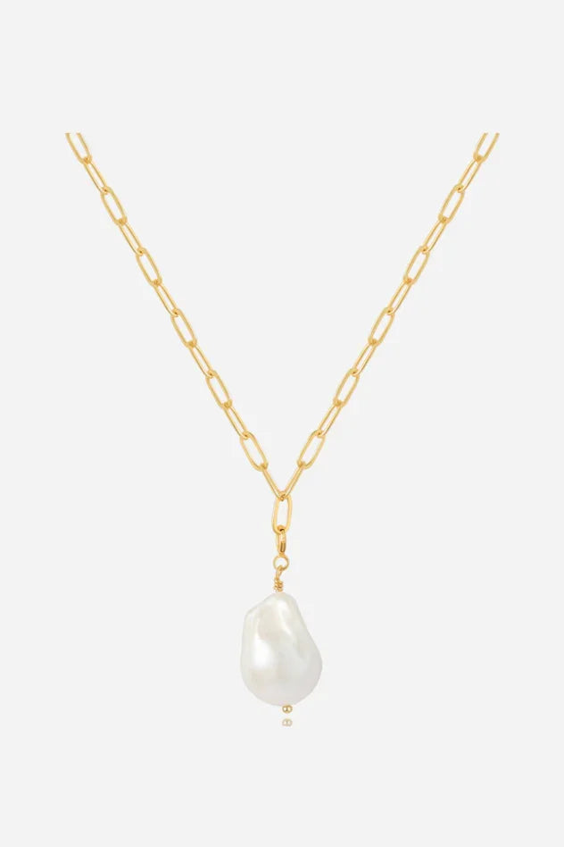 Halskæde i 18 karat guldbelagt messing med barok perle vedhæng fra Andcopenhagen Jewelry.