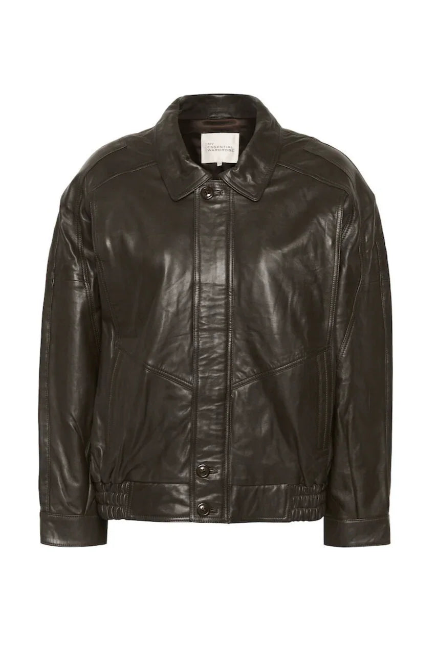 Mørkebrun læderjakke med klassisk krave og knaplukning fra My Essential Wardrobe.