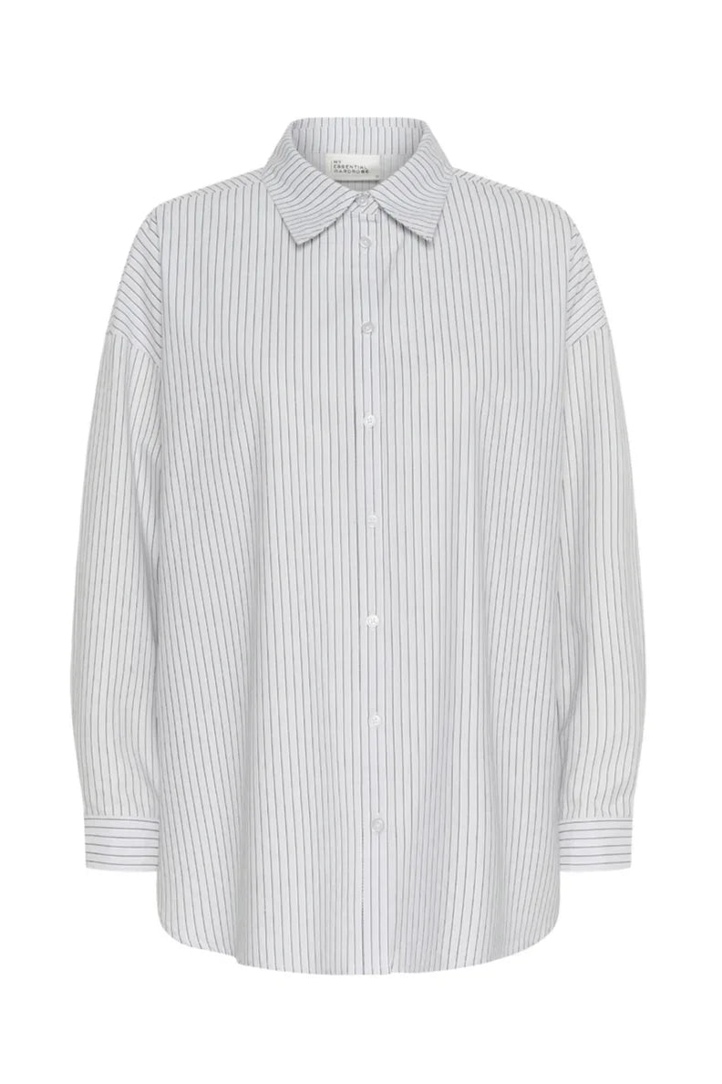 Skjorte med perleblå og hvide striber, klassisk krave og knaplukning.