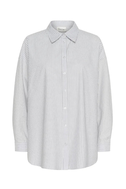 Skjorte med perleblå og hvide striber, klassisk krave og knaplukning.