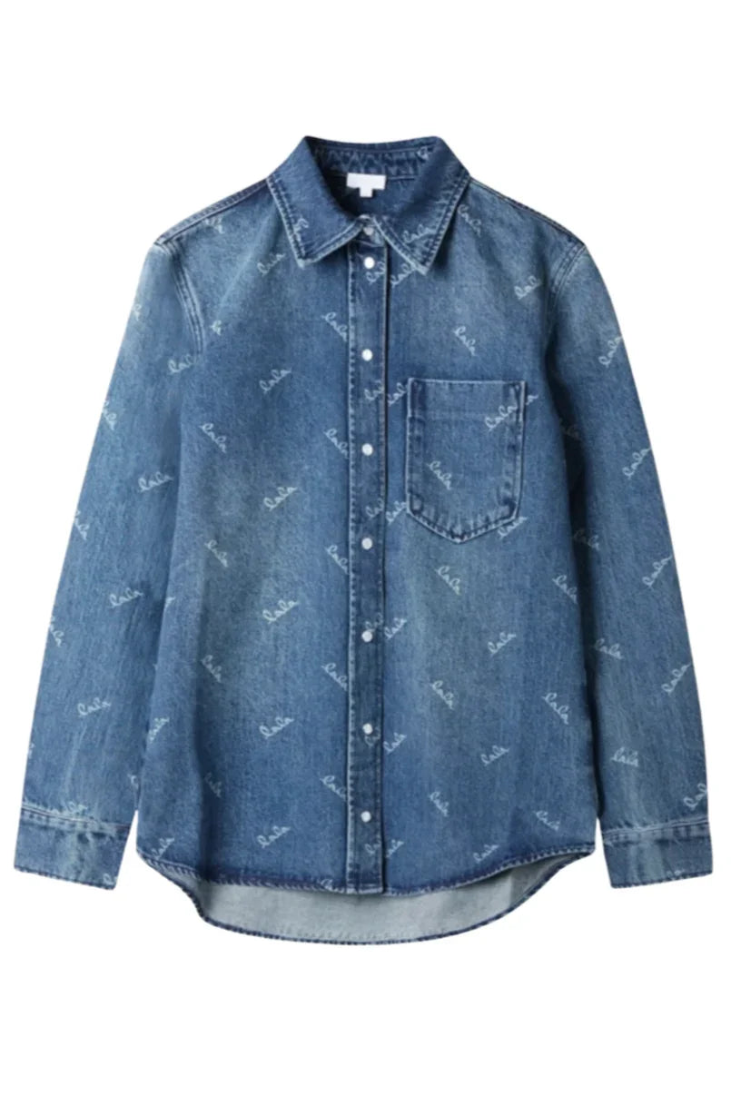 Lala Berlin denimskjorte med gentaget logo-mønster, knaplukning og brystlomme.