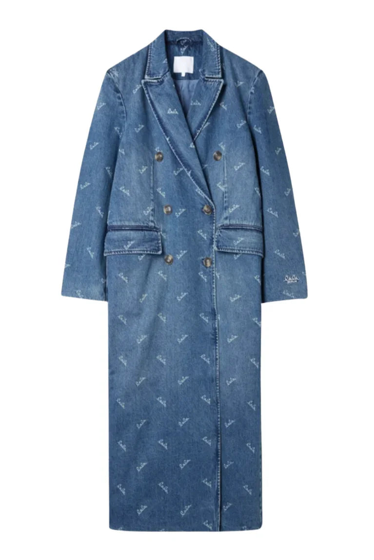 Lang denim trenchcoat med dobbeltradet lukning og Lala Berlin logoer over hele stoffet.