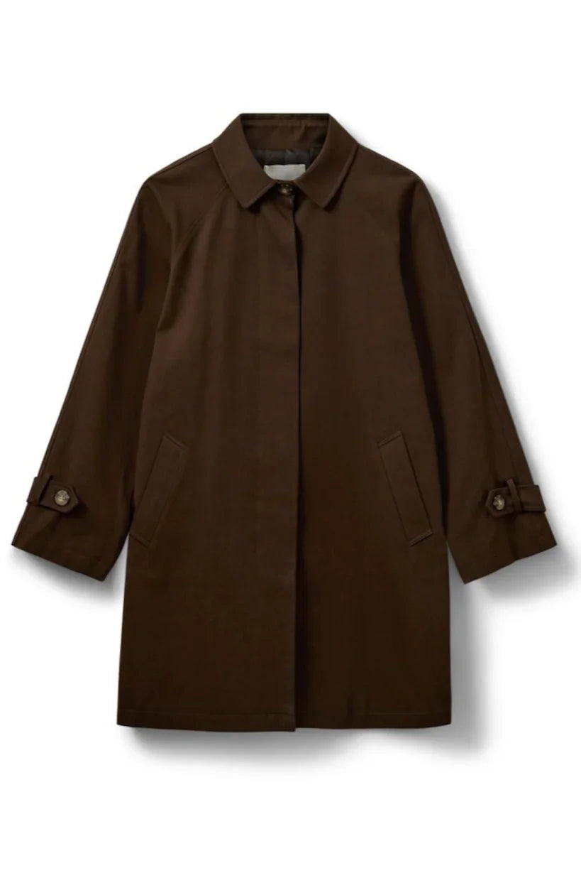 Mørkebrun trenchcoat med klassisk krave, skjult knaplukning, skrå lommer og ærmestropper.