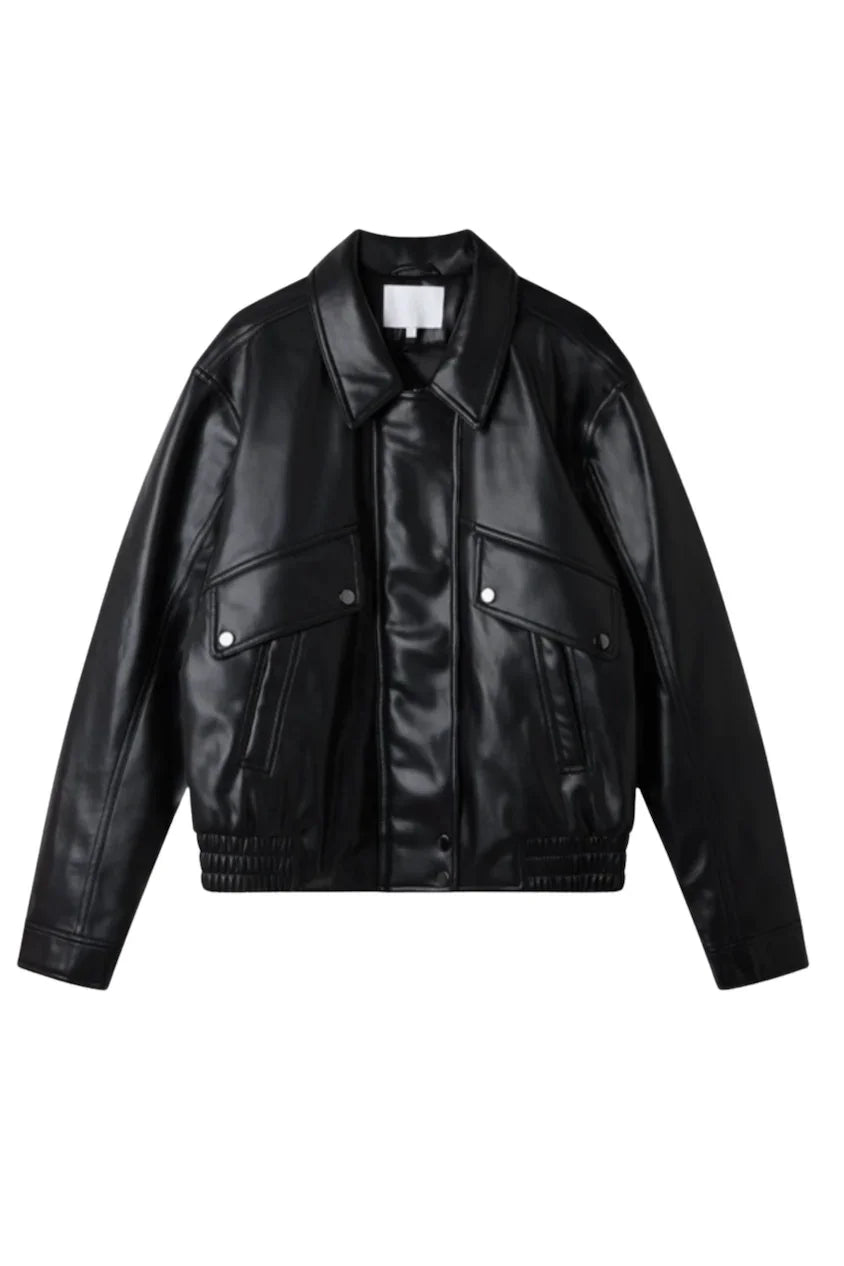 Sort læderjakke med to brystlommer, stor krave og elastisk kant i taljen.